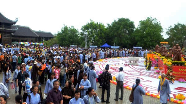 H&agrave;ng vạn người đổ về B&aacute;i Đ&iacute;nh từ rất sớm