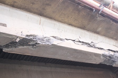 Dầm cầu H&oacute;a An bị hư hỏng nặng