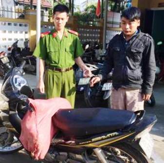 Đối tượng Nguyễn Đ&igrave;nh &Aacute;i bị lực lượng chức năng bắt giữ c&ugrave;ng tang vật