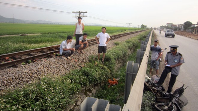 Chiếc xe m&aacute;y bắn ra xa 100 m v&agrave; vị tr&iacute; đường d&acirc;n sinh xảy ra tai nạn