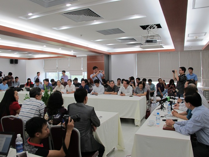 To&agrave;n cảnh buổi họp b&aacute;o chiều 9.5