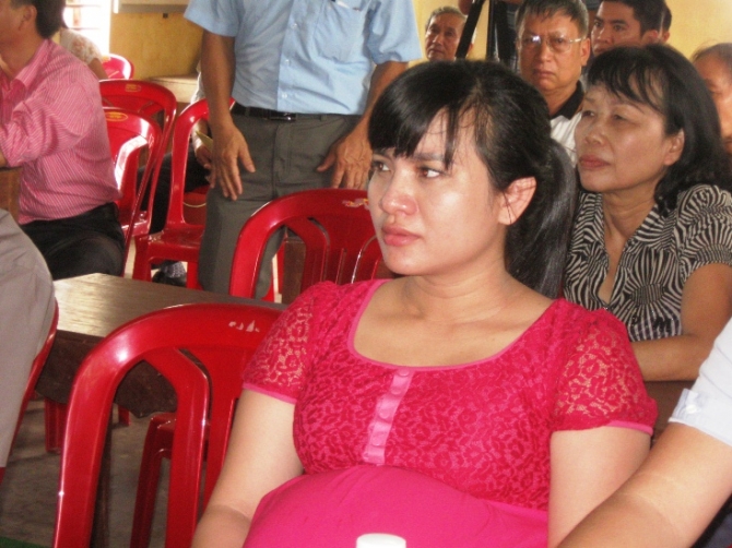 Chị L&ecirc; Thị Thanh B&igrave;nh x&uacute;c động khi được minh oan (Ảnh: ĐS&PL)