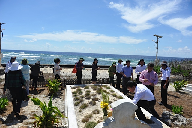 Đo&agrave;n c&ocirc;ng t&aacute;c ra thắp hương mộ c&aacute;c liệt sỹ tại Trường Sa đ&atilde; hy sinh khi l&agrave;m nhiệm vụ 