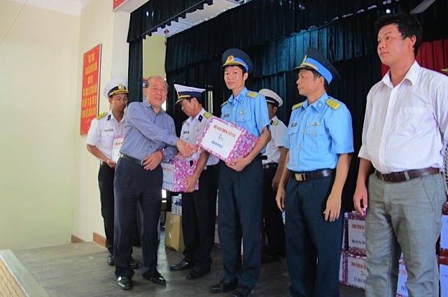 Những m&oacute;n qu&agrave; từ đất liền được gửi ra đảo bi&ecirc;n cương với nhiều 