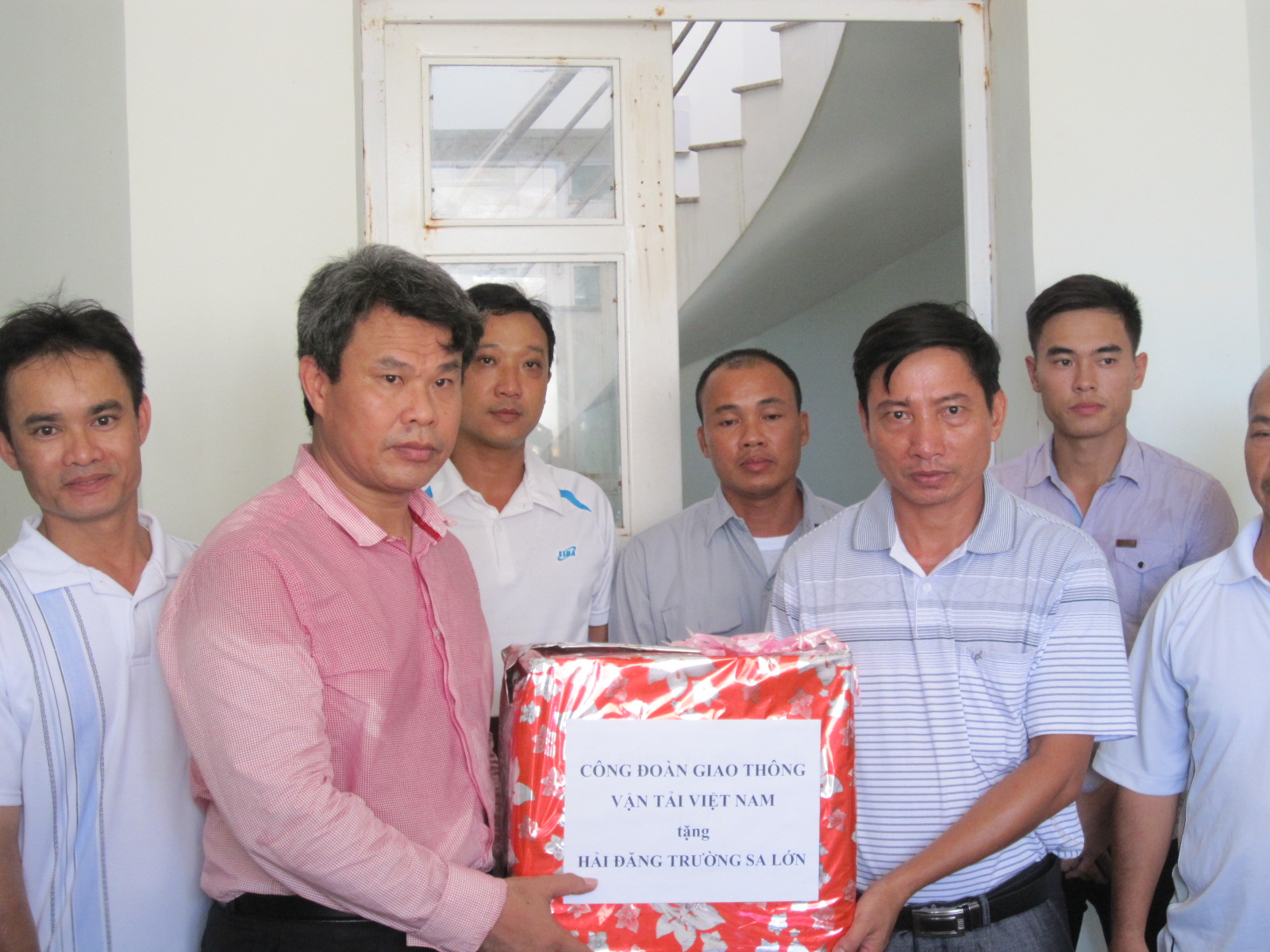 Chủ tịch c&ocirc;ng đo&agrave;n GTVT VN Đỗ Nga Việt tặng qu&agrave; cho c&aacute;c c&aacute;n bộ, nh&acirc;n vi&ecirc;n giữ Hải Đăng Trường Sa lớn của TCT Đảm bảo an to&agrave;n h&agrave;ng hải miền Nam