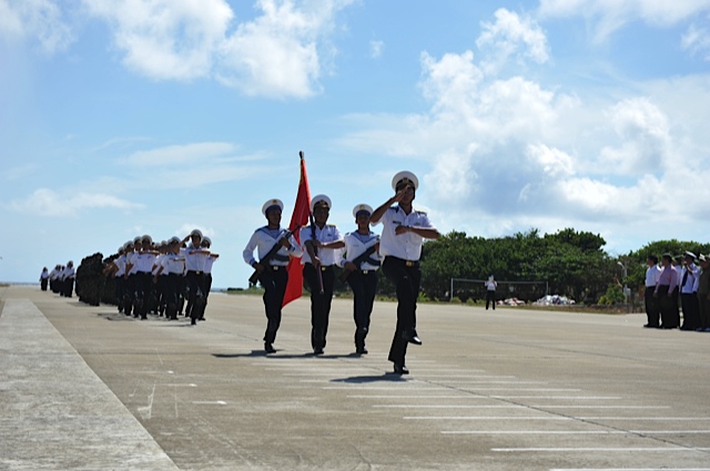 Diễu h&agrave;nh đ&oacute;n đo&agrave;n tr&ecirc;n đảo Trường Sa lớn
