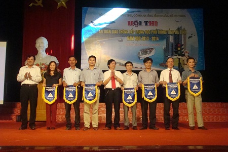 Ban tổ chức trao cờ lưu niệm cho c&aacute;c đội dự thi