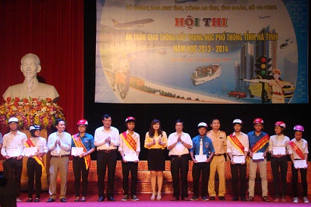 C&aacute;c th&agrave;nh vi&ecirc;n ban gi&aacute;m khảo trao qu&agrave; lưu niệm cho c&aacute;c đội