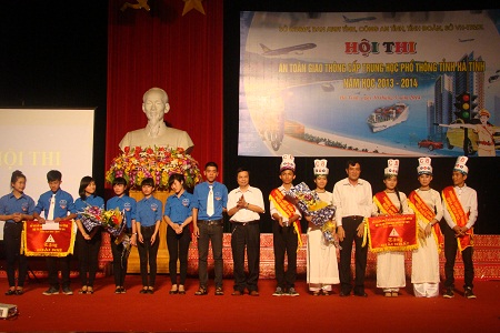 &Ocirc;ng Ho&agrave;ng Minh Việt v&agrave; &ocirc;ng Nguyễn Xu&acirc;n Trường trao giải cho c&aacute;c đội