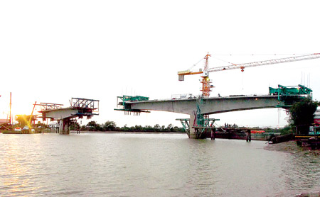 Thi c&ocirc;ng thay thế cầu yếu thuộc giai đoạn 1 dự &aacute;n t&iacute;n dụng ng&agrave;nh GTVT