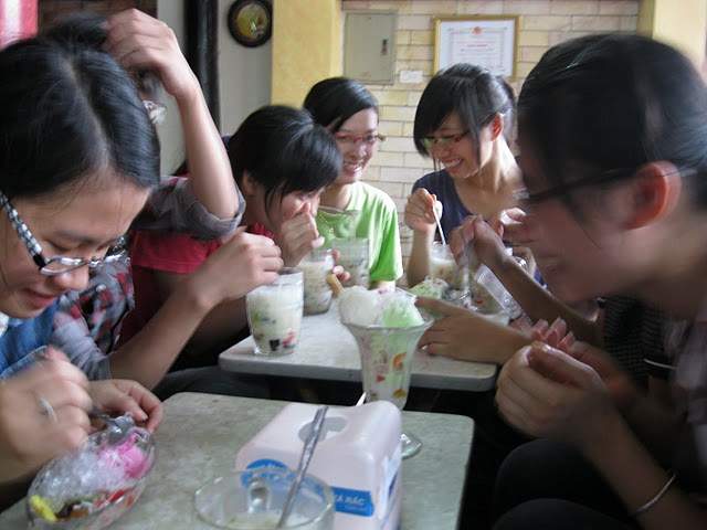 C&aacute;c qu&aacute;n ch&egrave; đ&ocirc;ng nghẹt kh&aacute;ch v&agrave;o ng&agrave;y nắng n&oacute;ng