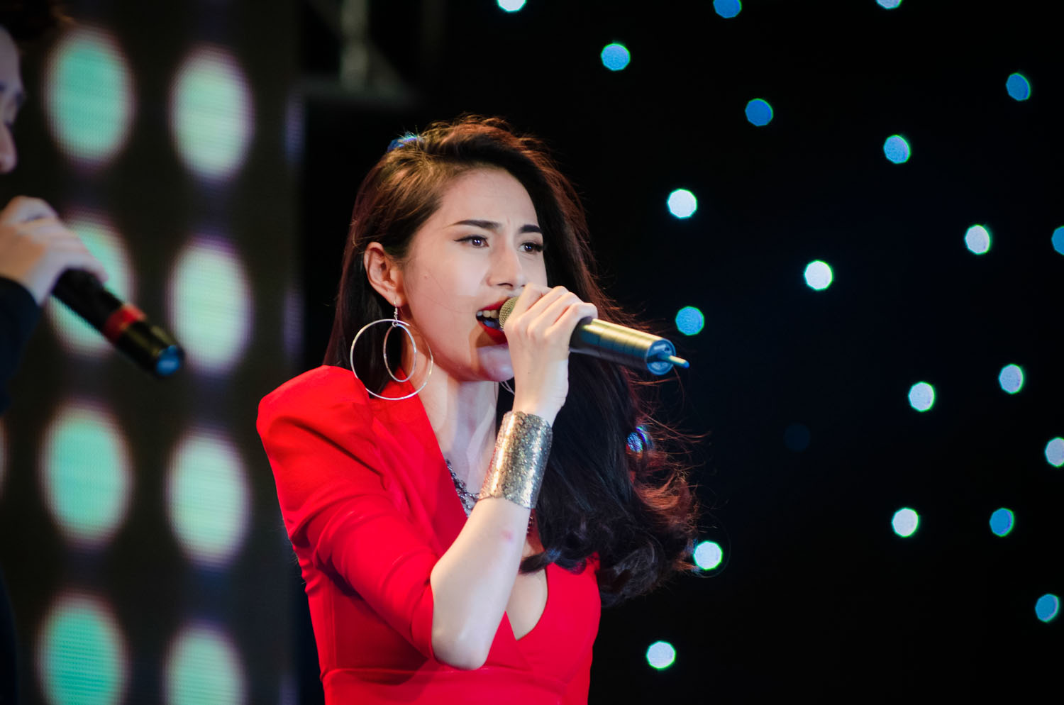  B&agrave; mẹ một con nhanh ch&oacute;ng khuấy động chương tr&igrave;nh với những m&agrave;n tr&igrave;nh diễn s&ocirc;i động. 