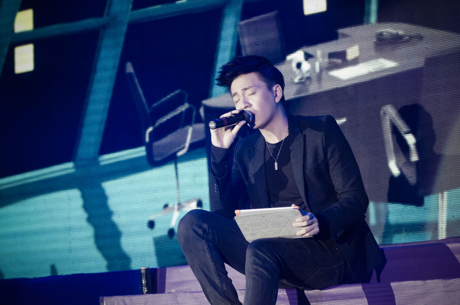 Ch&agrave;ng Bắp đ&oacute;ng vai ch&agrave;ng nhạc sĩ l&atilde;ng tử từ nước ngo&agrave;i về Việt Nam để t&igrave;m kiếm t&agrave;i năng &acirc;m nhạc mới.