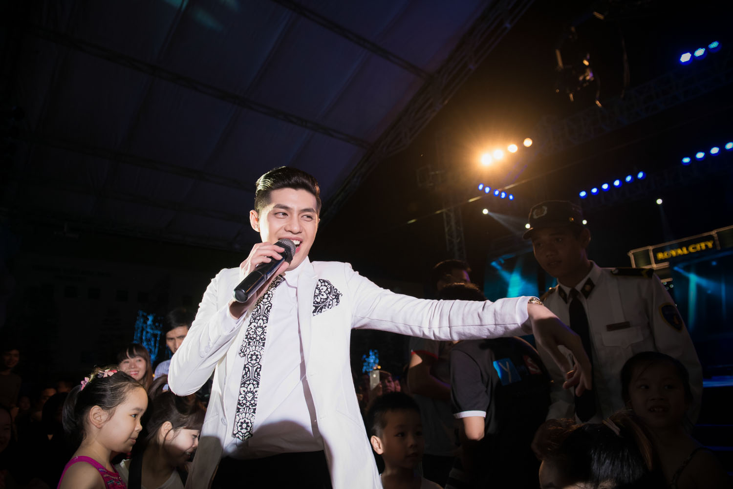 Noo Phước Thịnh đ&oacute;ng vai người chiến thắng của Ng&ocirc;i sao Việt m&ugrave;a trước. Nam ca sĩ xuất hiện với h&igrave;nh ảnh lịch l&atilde;m, bảnh bao.