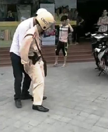 Đối tượng móc túi lấy chìa khóa xe máy (ảnh cắt từ Clip)