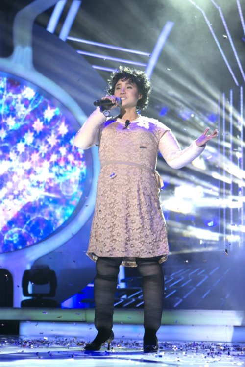  Vy Oanh g&acirc;y bất ngờ khi ra s&acirc;n khấu trong h&igrave;nh ảnh của giọng ca xấu x&iacute; Susan Boyle. C&ocirc; cất cao giọng h&aacute;t ca kh&uacute;c I dreamed a dream.