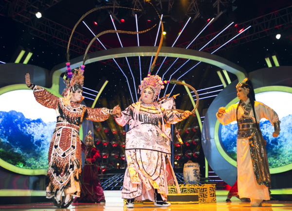 Vương Khang xuất hiện với h&igrave;nh ảnh một diễn vi&ecirc;n h&aacute;t tuồng. Nam ca sĩ đ&oacute;ng vai nh&acirc;n vật Ph&agrave;n L&ecirc; Hu&ecirc; trong tr&iacute;ch đoạn Thần Nữ d&acirc;ng ngũ linh kỳ. Minh Thuận sắm vai Thần Nữ, kết hợp biểu diễn c&ugrave;ng Vương Khang. 