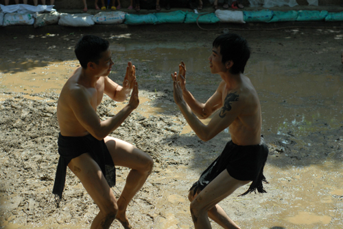 Tiếp đến, hai gi&aacute;p cử những ch&agrave;ng trai khỏe nhất ra r&agrave;ng, xe đai đấu vật giữa s&acirc;n b&ugrave;n nh&atilde;o nho&eacute;t. Nếu đ&ocirc; vật n&agrave;o thắng th&igrave; gi&aacute;p đ&oacute; sẽ được giao cầu. Việc l&agrave;m n&agrave;y giống như h&igrave;nh thức giao b&oacute;ng trong c&aacute;c trận t&uacute;c cầu. 