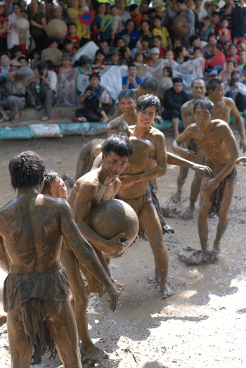 Quả cầu gỗ c&oacute; trọng lượng khoảng 20kg tr&ograve;n to hơn quả b&oacute;ng đ&aacute; được cất k&iacute;n trong hậu cung của nh&agrave; đền v&agrave; chỉ được lấy ra khỏi hậu cung sử dụng mỗi khi tổ chức hội thi vật cầu b&ugrave;n hai năm một lần. 