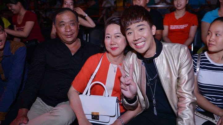  Khoảnh khắc đ&oacute;n &ldquo;Ng&agrave;y của mẹ&rdquo; 11/05 năm nay, Trấn Th&agrave;nh đ&atilde; mời mẹ đến xem anh diễn tại s&acirc;n khấu để sau đ&oacute;, khi kết th&uacute;c show diễn hai mẹ con ở b&ecirc;n cạnh nhau, vậy l&agrave; qu&aacute; đủ v&agrave; hạnh ph&uacute;c.