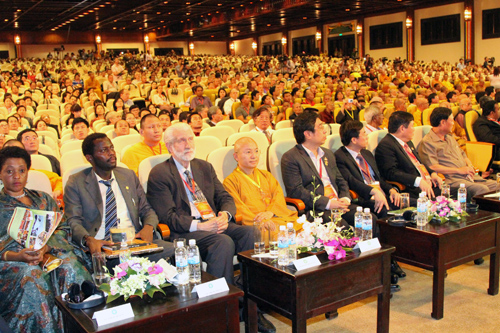 Đại lễ Vesak 2014 đ&atilde; ra Tuy&ecirc;n bố chung Ninh B&igrave;nh 2014 trong đ&oacute; y&ecirc;u cầu t&ocirc;n trọng C&ocirc;ng ước Li&ecirc;n Hợp Quốc về Luật Biển 1982, để duy tr&igrave; h&ograve;a b&igrave;nh, ổn định v&agrave; hợp t&aacute;c thế giới. Ảnh: Gi&aacute;o hội Phật gi&aacute;o Việt Nam.
