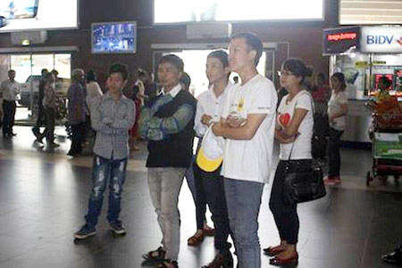 Người th&acirc;n Vừ Gi&agrave; P&oacute; chờ đ&oacute;n anh ở s&acirc;n bay Nội B&agrave;i
