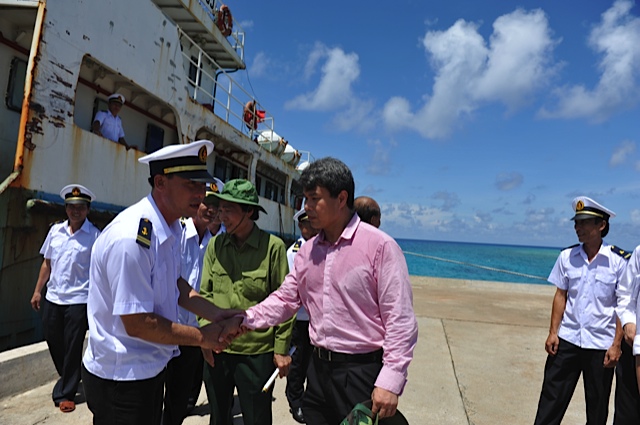 Chủ tịch C&ocirc;ng đo&agrave;n GTVT Đỗ Nga Việt v&agrave; c&aacute;c th&agrave;nh vi&ecirc;n trong đo&agrave;n siết chặt tay những thủy thủ t&agrave;u Hải Đăng 05
