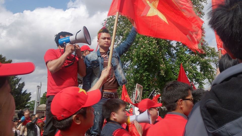 Nhiều bạn trẻ Việt Nam tại S&eacute;c đ&atilde; dẫn đầu đo&agrave;n tuần h&agrave;nh