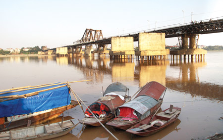 Cầu Long Biên trên sông Hồng là một trong những cầu đường bộ cản trở các loại tàu tải trọng lớn
