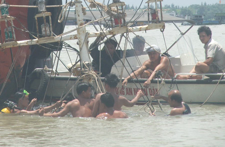 Trục vớt t&agrave;u Ho&agrave;ng Đạt 36