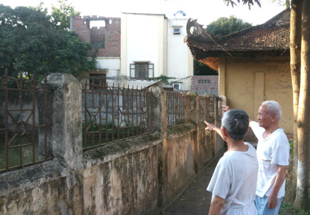 Đại diện BQL di t&iacute;ch đ&igrave;nh Đại Mỗ bức x&uacute;c về c&ocirc;ng tr&igrave;nh vi phạm đất đ&igrave;nh