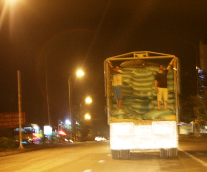 Sau khi sang tải, tr&ecirc;n xe lu&ocirc;n c&oacute; bốc xếp v&agrave; hạ th&ugrave;ng để qua trạm c&acirc;n