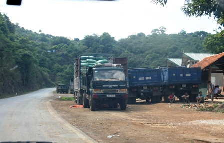 2 xe đấu đu&ocirc;i v&agrave;o nhau để san tải