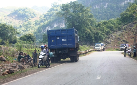 Hoạt động sang tải đều c&oacute; c&ograve; mồi &aacute;p s&aacute;t khi c&aacute;c xe dừng trước trạm c&acirc;n...
