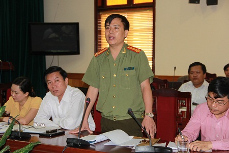 Trung t&aacute; Nguyễn Thanh Li&ecirc;m, PGĐ C&ocirc;ng an H&agrave; Tĩnh trả lời c&acirc;u hỏi của c&aacute;c PV tại buổi họp b&aacute;o