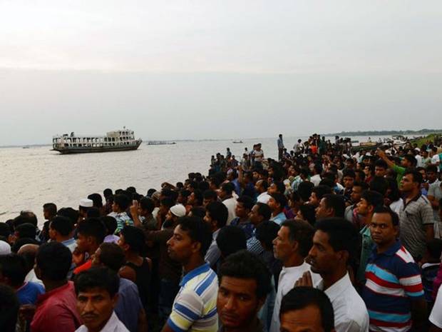 Người d&acirc;n tụ tập tr&ecirc;n bờ s&ocirc;ng nơi xảy ra thảm hoạ