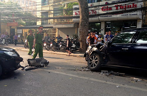 Chiếc xe Mini Cooper đi đ&uacute;ng chiều của m&igrave;nh nhưng đ&atilde; phải l&atilde;nh chịu hậu quả do chiếc Camry g&acirc;y ra, mảnh vụn văng tung t&oacute;e.