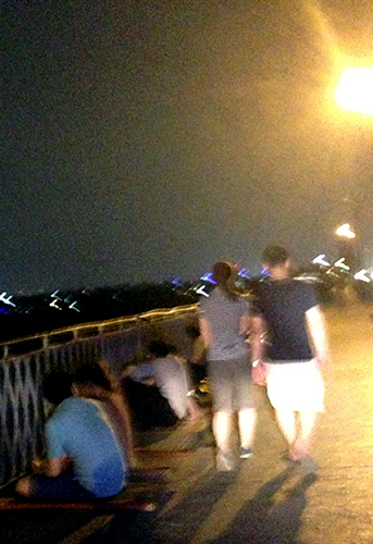 Người đi bộ bị đẩy xuống l&ograve;ng đường.