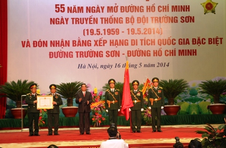 Đồng ch&iacute; L&ecirc; Hồng Anh, Ủy vi&ecirc;n Bộ Ch&iacute;nh trị, Thường trực Ban B&iacute; thư trao Hu&acirc;n chương Qu&acirc;n C&ocirc;ng hạng Nhất cho Tập thể Binh đo&agrave;n Trường Sơn.