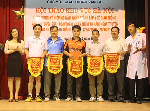Lãnh đạo Cục Y tế GTVT và Bệnh viện GTVT TW trao cờ lưu niệm cho đại diện các đơn vị tham gia giải đấu