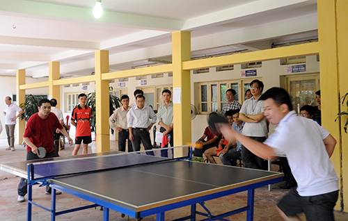 Bóng bàn cũng là môn thi đấu hấp dẫn và nhận được sự cổ vũ của khán giả