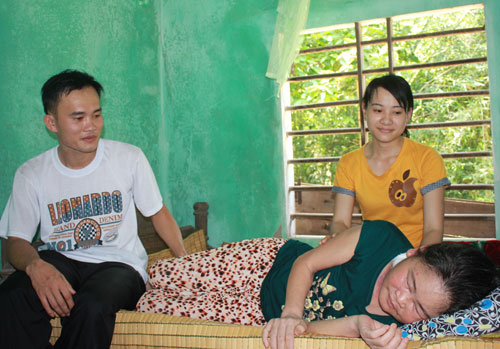 B&agrave; Tĩnh (mẹ của thuyền ph&oacute; t&agrave;u CSB 4033) đang bị ung thư giai đoạn cuối (Ảnh: VnExpress)