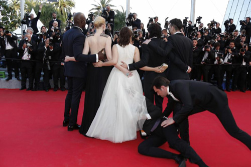 Khi nữ diễn vi&ecirc;n America Ferrera đang tạo d&aacute;ng chụp h&igrave;nh th&igrave; ph&oacute;ng vi&ecirc;n nhiều chi&ecirc;u tr&ograve; Vitalii Sediuk chui v&agrave;o v&aacute;y c&ocirc;