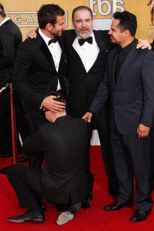 Trước đ&oacute;, th&aacute;ng 1/2014, nam diễn vi&ecirc;n Bradley Cooper từng gặp sự cố với nh&agrave; b&aacute;o n&agrave;y.