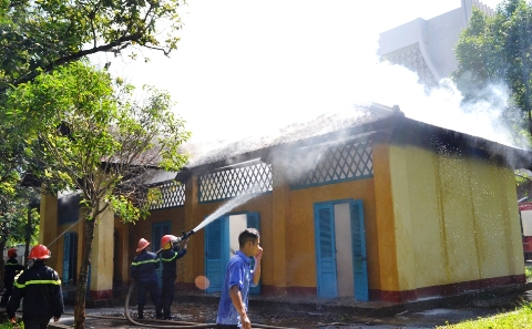 Lực lượng chức năng dập lửa tại khu N&agrave;i Voi