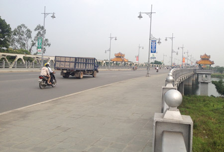 Cầu D&atilde; Vi&ecirc;n d&agrave;i 542,5m, rộng 24,5m, x&acirc;y song song v&agrave; s&aacute;t cầu đường sắt Bạch Hổ về ph&iacute;a hạ lưu