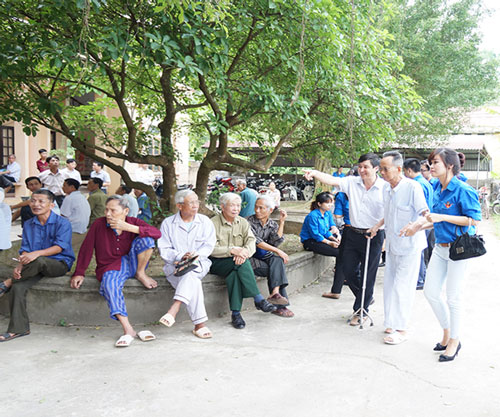 Đo&agrave;n thanh ni&ecirc;n gi&uacute;p đỡ c&aacute;c cụ gi&agrave; v&agrave;o nơi kh&aacute;m bệnh.