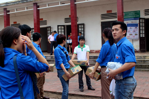 Cũng trong s&aacute;ng ng&agrave;y 17/8, &ocirc;ng Nguyễn Văn Doanh, Ph&oacute; Cục trưởng Cục Đường sắt VN v&agrave; Đo&agrave;n thanh ni&ecirc;n Bộ do đồng ch&iacute; Nguyễn Th&agrave;nh Tưởng, Ph&oacute; b&iacute; thư thường trực Đo&agrave;n Bộ dẫn đầu đo&agrave;n đ&atilde; tham dự Hội thi tuy&ecirc;n truyền an to&agrave;n giao th&ocirc;ng Đường sắt tại trường THCS x&atilde; Y&ecirc;n Minh, huyện &Yacute; Y&ecirc;n.