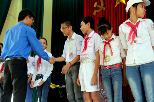 Tại đ&acirc;y, Đo&agrave;n Thanh ni&ecirc;n bộ đ&atilde; trao 10 suất học bổng cho học sinh ngh&egrave;o vượt kh&oacute; của trường THCS x&atilde; Y&ecirc;n Minh. Ngo&agrave;i ra, c&ograve;n tặng 5 th&ugrave;ng sữa cho trường.