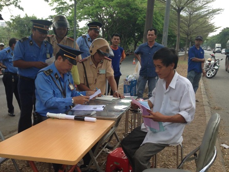 Lực lượng li&ecirc;n ng&agrave;nh phối hợp xử l&yacute; vi phạm
